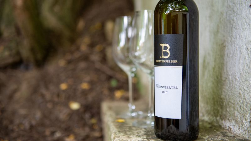 Borosüveg két üres pohárral odakint.