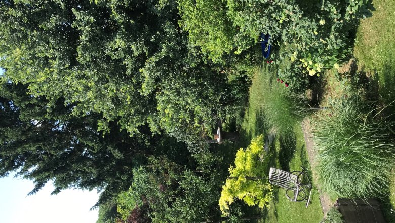 Z&ouml;ld kert f&aacute;kkal, cserj&eacute;kkel, magas&iacute;tott &aacute;gy&aacute;ssal &eacute;s f&aacute;b&oacute;l k&eacute;sz&uuml;lt sz&eacute;kkel.