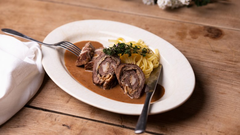 Rolled roast beef with mushroom stuffing, homemade noodles, &copy; Nieder&ouml;sterreich Werbung/Nadja B&uuml;chler