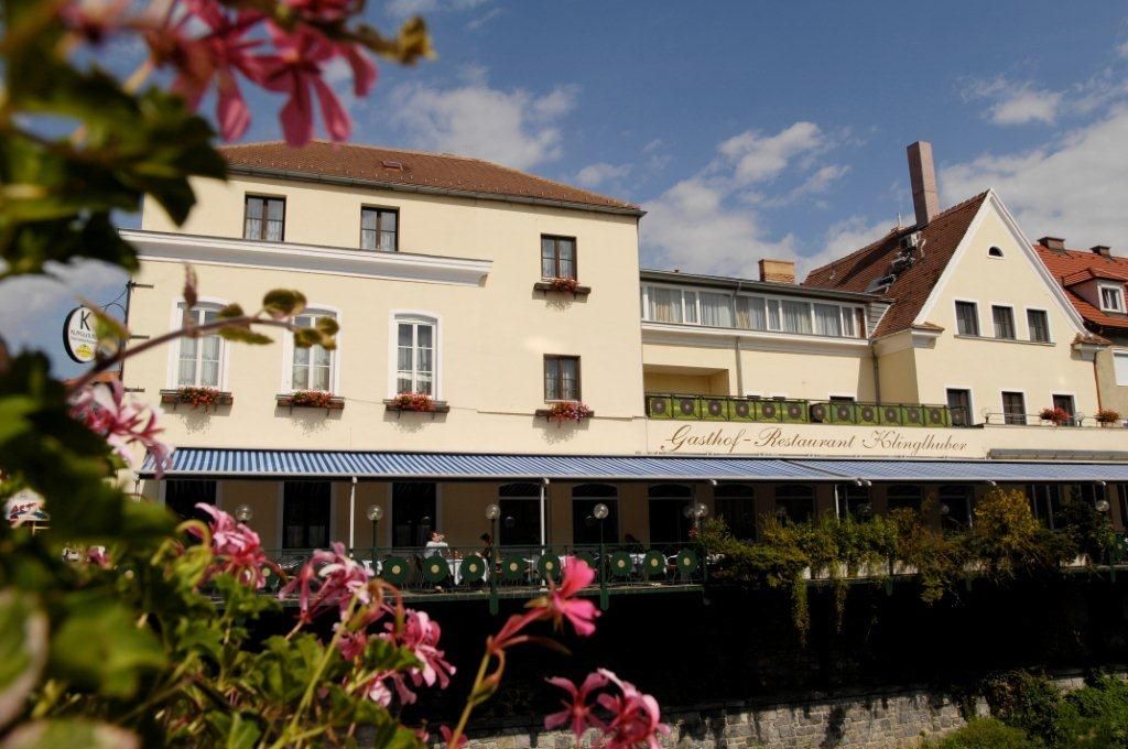 Hotel és Gasthof Klinglhuber, virágokkal az előtérben.