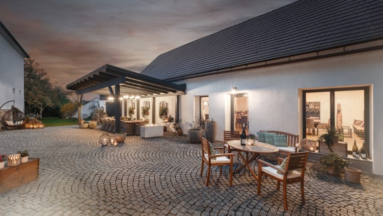 Atmospheric courtyard, &copy; Martin Mathes