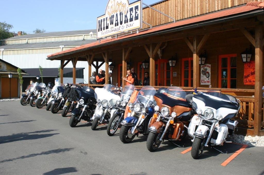 Motorkerékpárok a Saloon Milwaukee étterem és bár előtt.