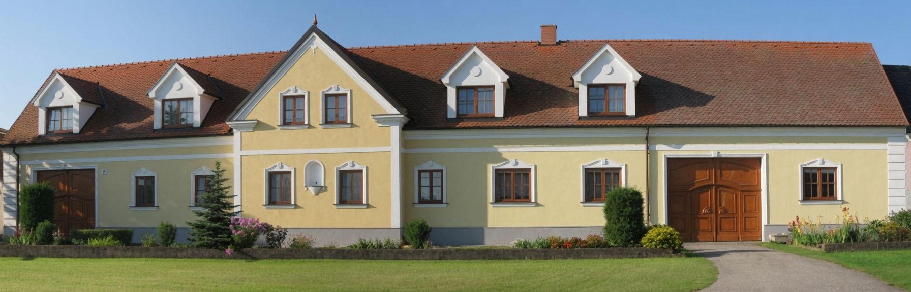 Sárga ház piros cseréptetővel és több ablakkal, körülötte gondozott kert.