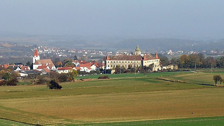 Tájkép templommal és kastéllyal a távolban.