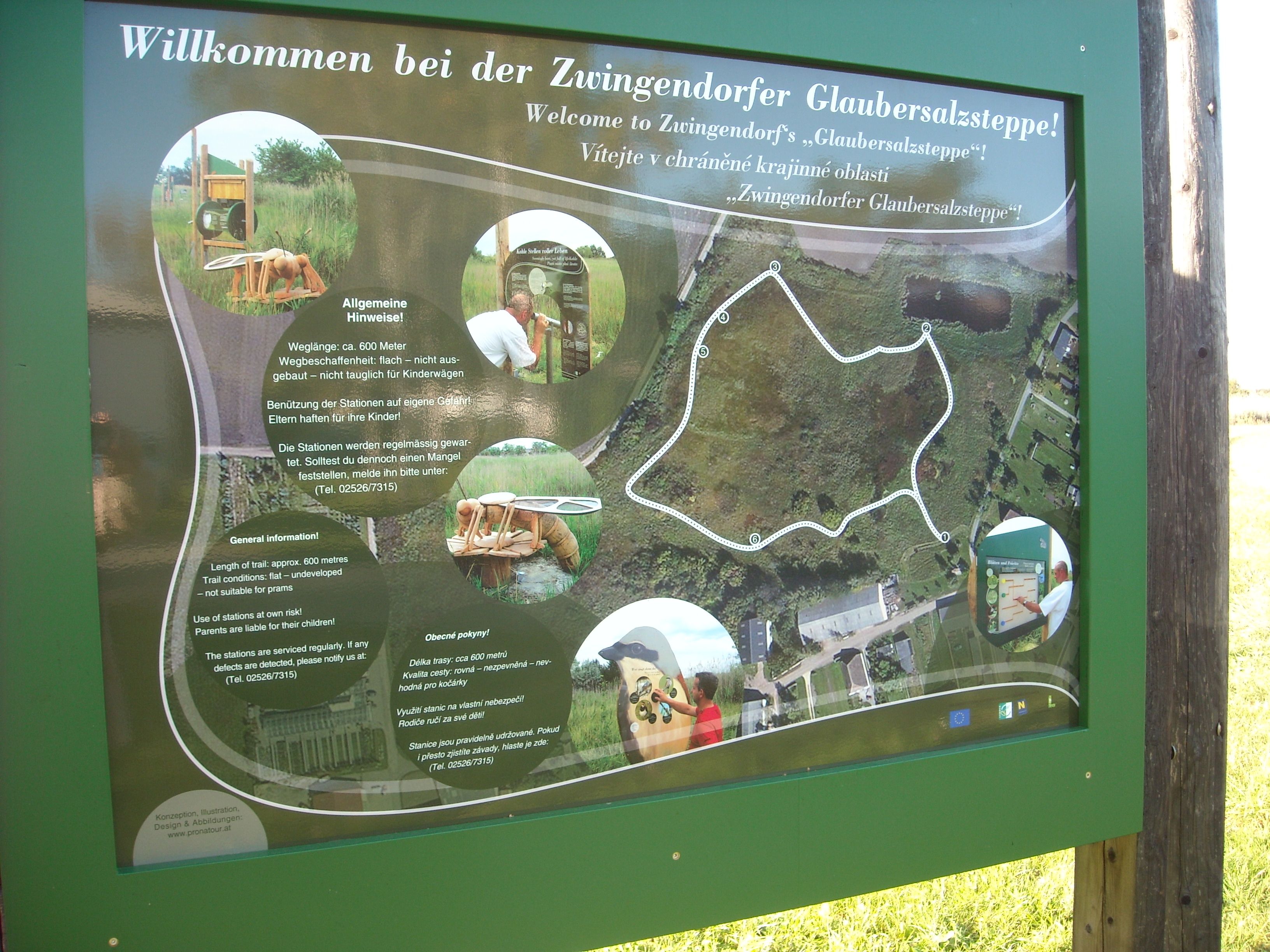 A Zwingendorf Glauber's sósteppe tanösvény információs táblája térképével és információkkal.