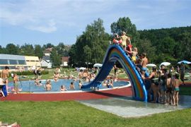 A gyerekek a szabadtéri medencében színes csúszdán játszhatnak.