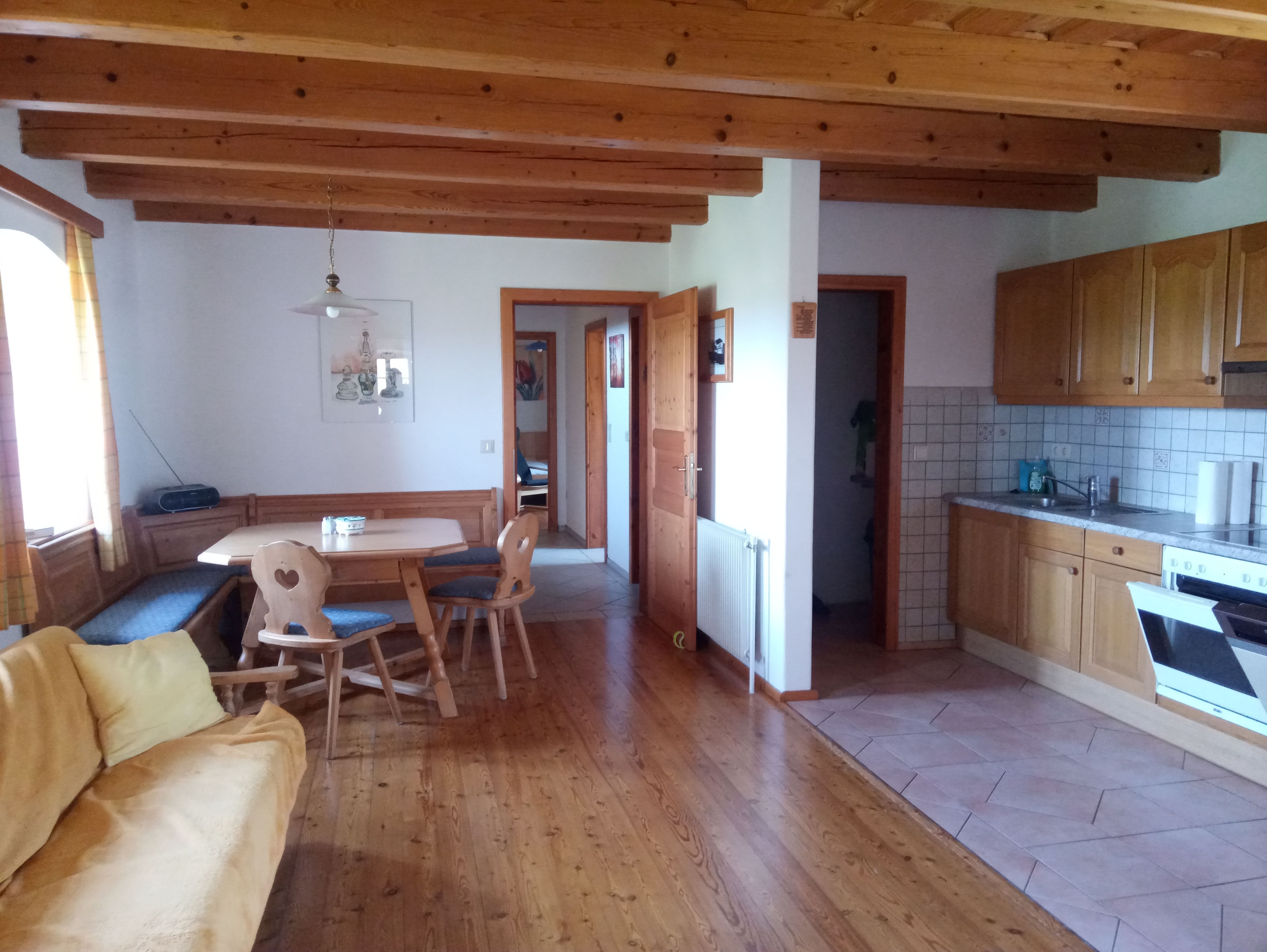 Hangulatos, fából készült bútorokkal és konyhával berendezett apartman.