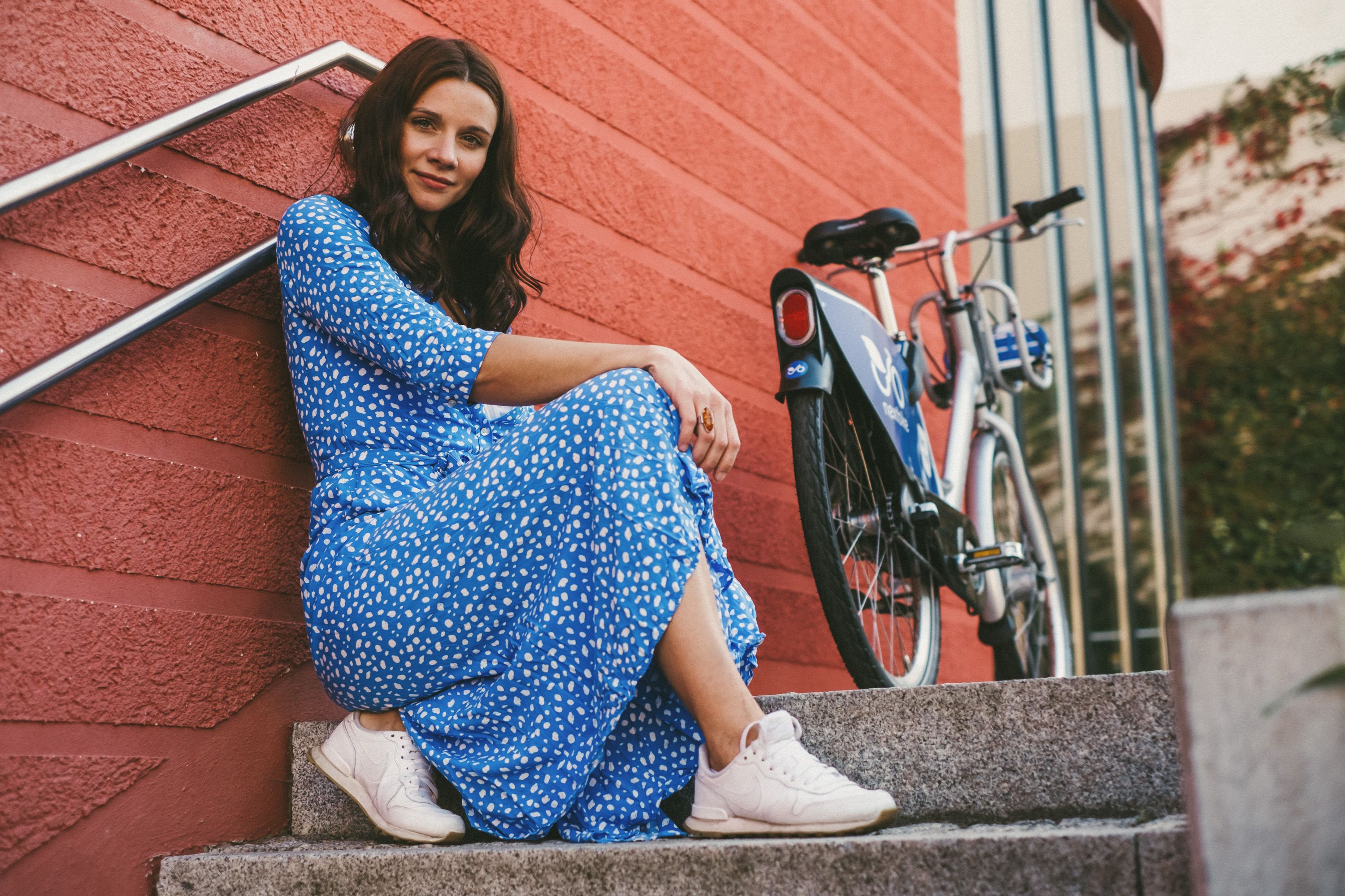 ülő hölgy nextbike-kal