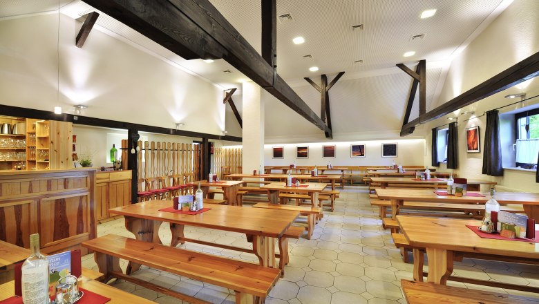 Egy bor&aacute;szat belső n&eacute;zete fa asztalokkal &eacute;s padokkal.