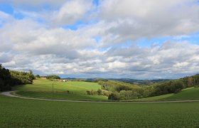 Blick zu den Krumauer Waldh&uuml;tten mit dahinter liegendem Horner Becken, &copy; Gemeinde Jaidhof