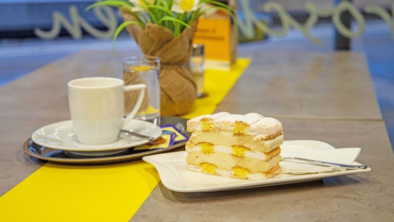 Coffee & cake in the bistro, &copy; Roman Gerstl
