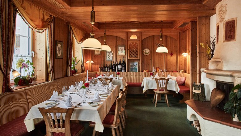 Hangulatos &eacute;tterem f&aacute;b&oacute;l k&eacute;sz&uuml;lt falakkal, fedett asztalokkal &eacute;s kandall&oacute;val.