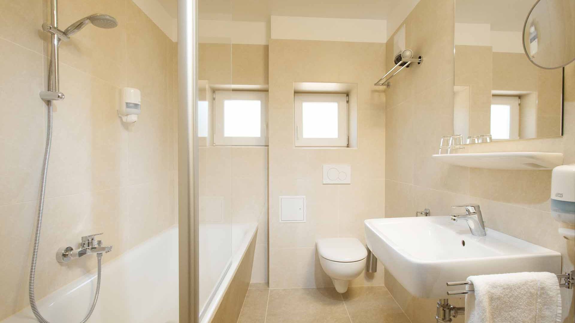 Modern fürdőszoba káddal, mosdóval és WC-vel.