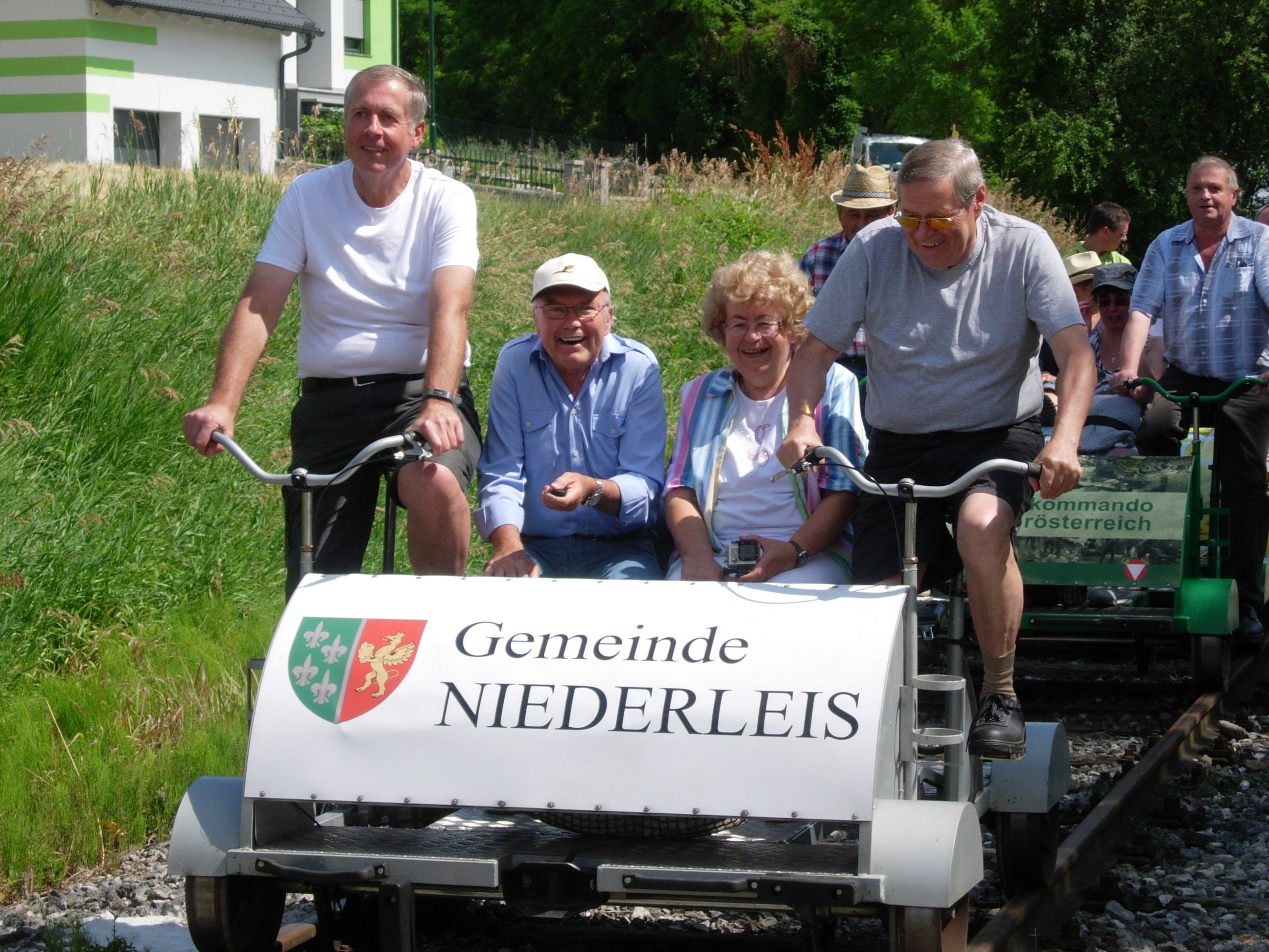 Emberek csoportja egy kocsin Niederleisben.