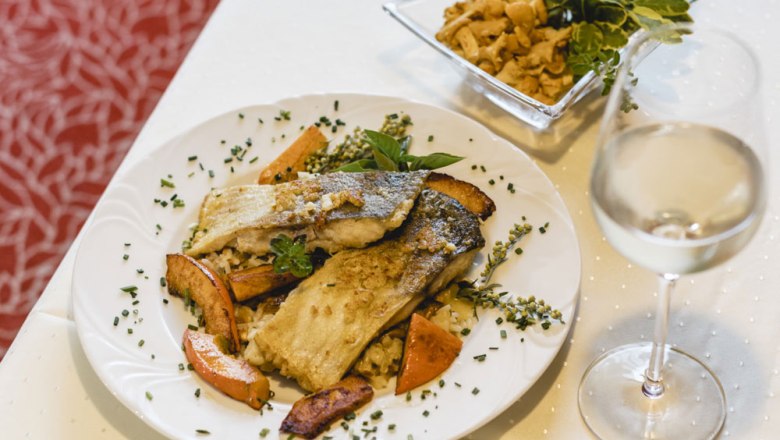 Carp fillet, chanterelle risotto, pumpkin, © Niederösterreich Werbung/David Schreiber