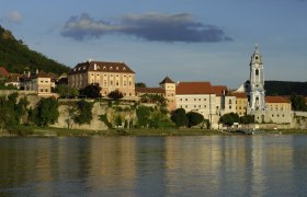 Exterior view of Dürnstein and castle, © Hotel Schloss Dürnstein GmbH