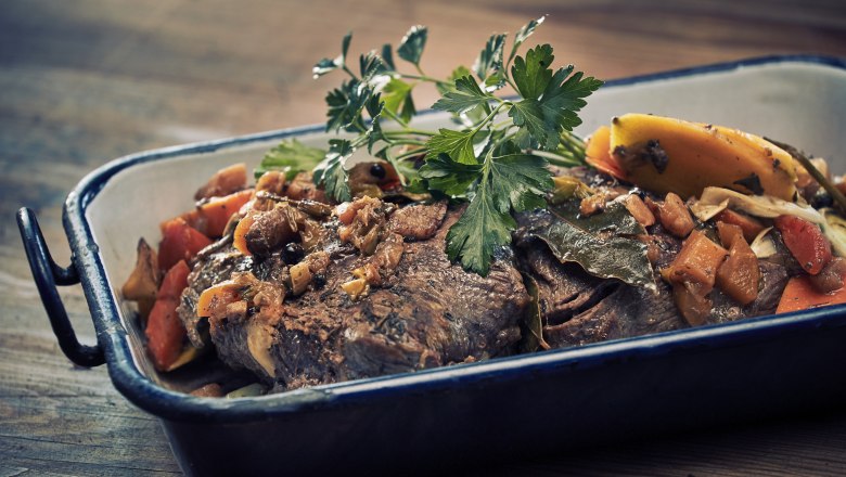 S&uuml;lt z&ouml;lds&eacute;gekkel &eacute;s fűszern&ouml;v&eacute;nyekkel egy l&aacute;basban.