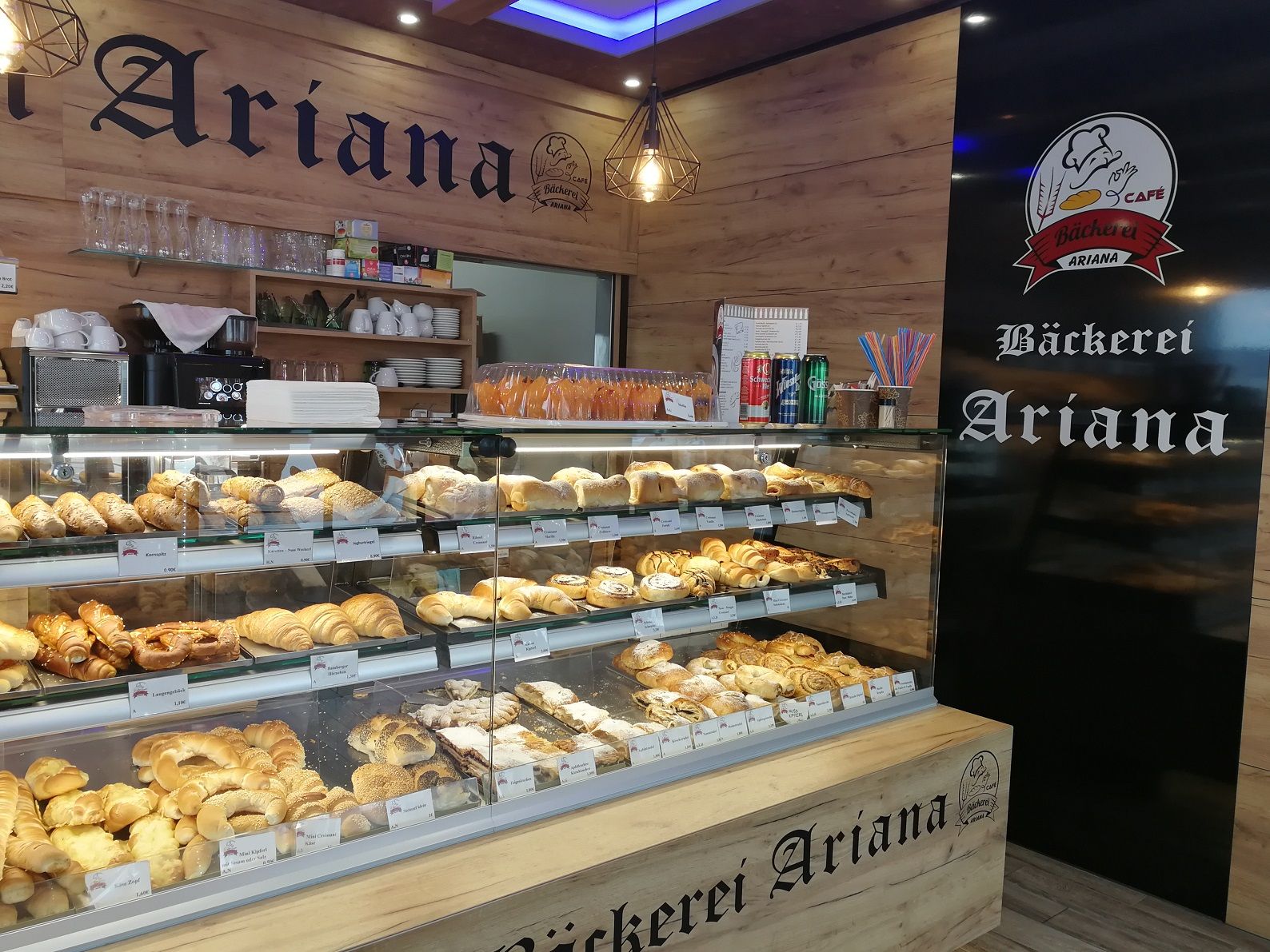 Az Ariana pékség belső nézete a péksüteményekkel teli kirakattal.