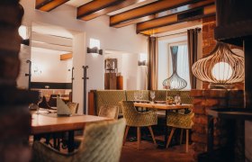 Hangulatos &eacute;tterem fagerend&aacute;kkal, z&ouml;ld k&aacute;rpitozott sz&eacute;kekkel &eacute;s dekorat&iacute;v l&aacute;mp&aacute;kkal.