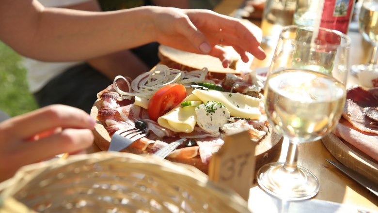 Regionale K&ouml;stlichkeiten genie&szlig;en, &copy; weinfranz.at