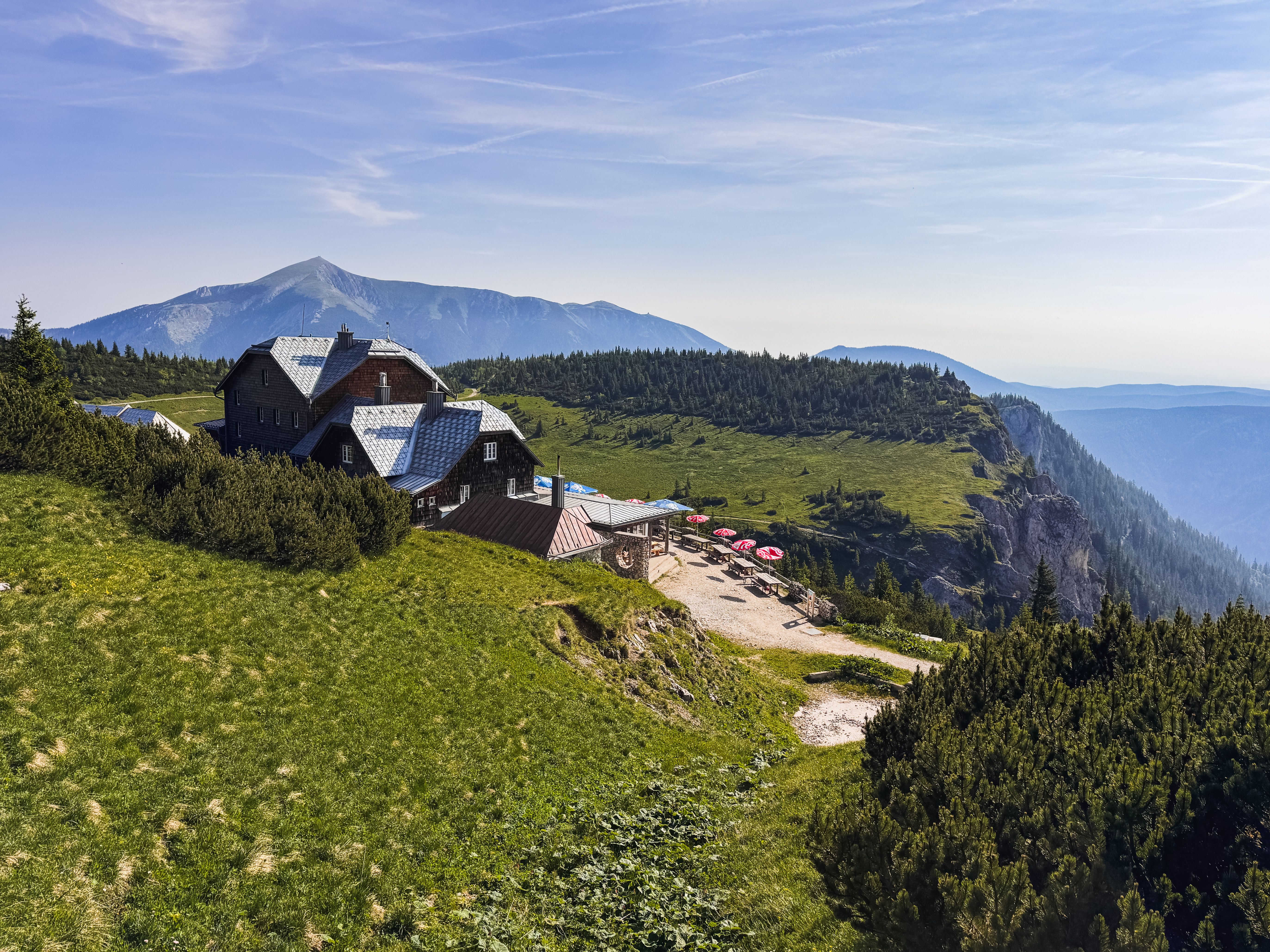 Ottohaus mit Bergpanorma im Hintergrund