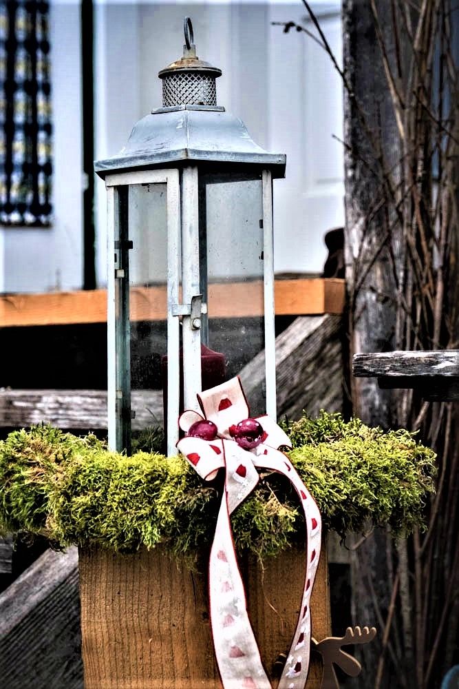 Mohával és szalaggal díszített lámpás.