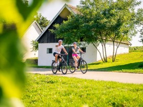 Durch die Weinviertler Kellergassen radeln, &copy; POV / Robert Herbst