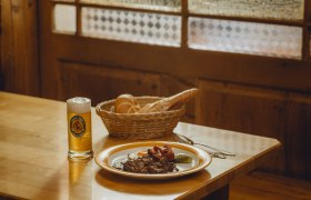 The pale Fiakerbräu goes well with Fiaker goulash, © Niederösterreich Werbung/Rita Newman