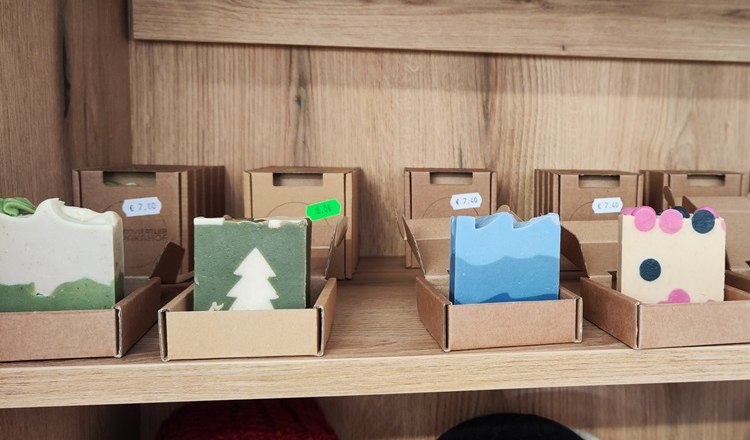 Handmade, natural soaps made from alpine wool, &copy; Wiener Alpen