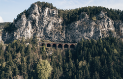 Umgeben von majestätischen Felsen und dichten Wäldern, entfaltet sich hier eine atemberaubende Naturlandschaft. Die harmonische Verbindung von Natur und Architektur lädt zu unvergesslichen Erlebnissen ein, während die frische Bergluft die Sinne belebt.