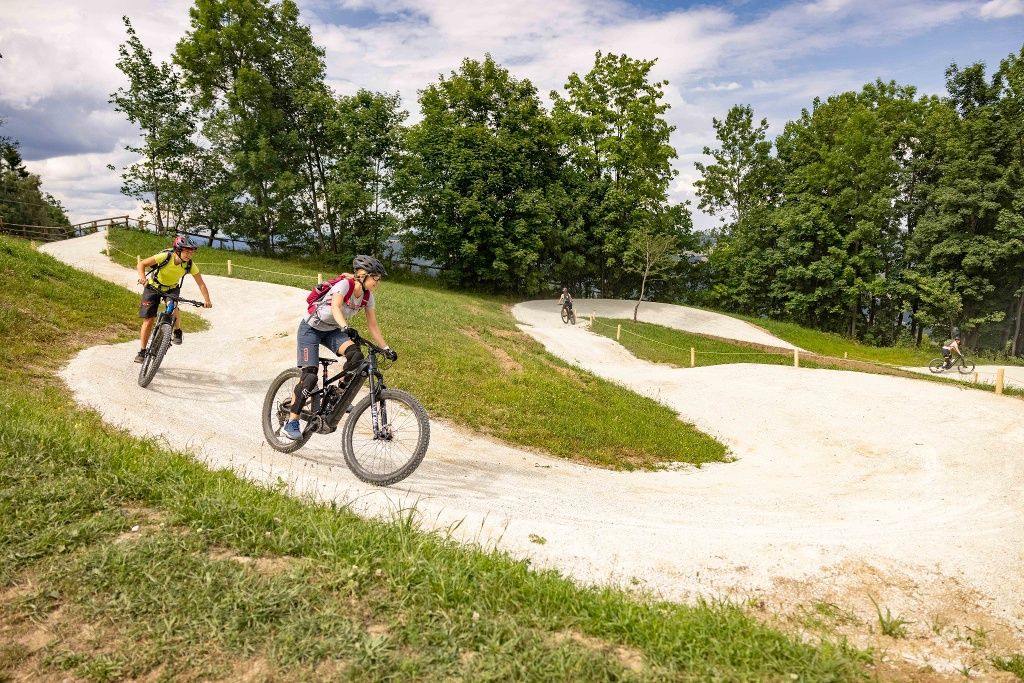 Lefelé vezető kerékpárút a Wexl Trails #32 mellett