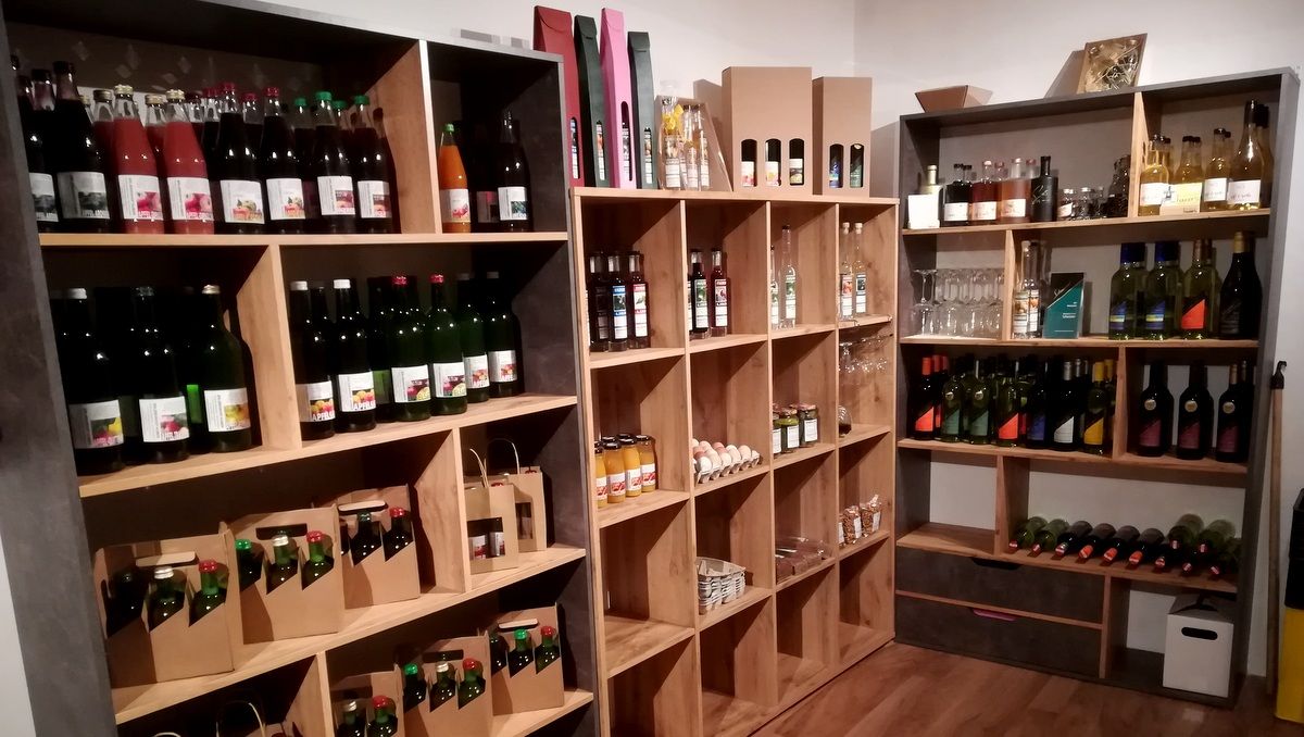 Polcok különböző üvegekkel és termékekkel egy mezőgazdasági boltban.