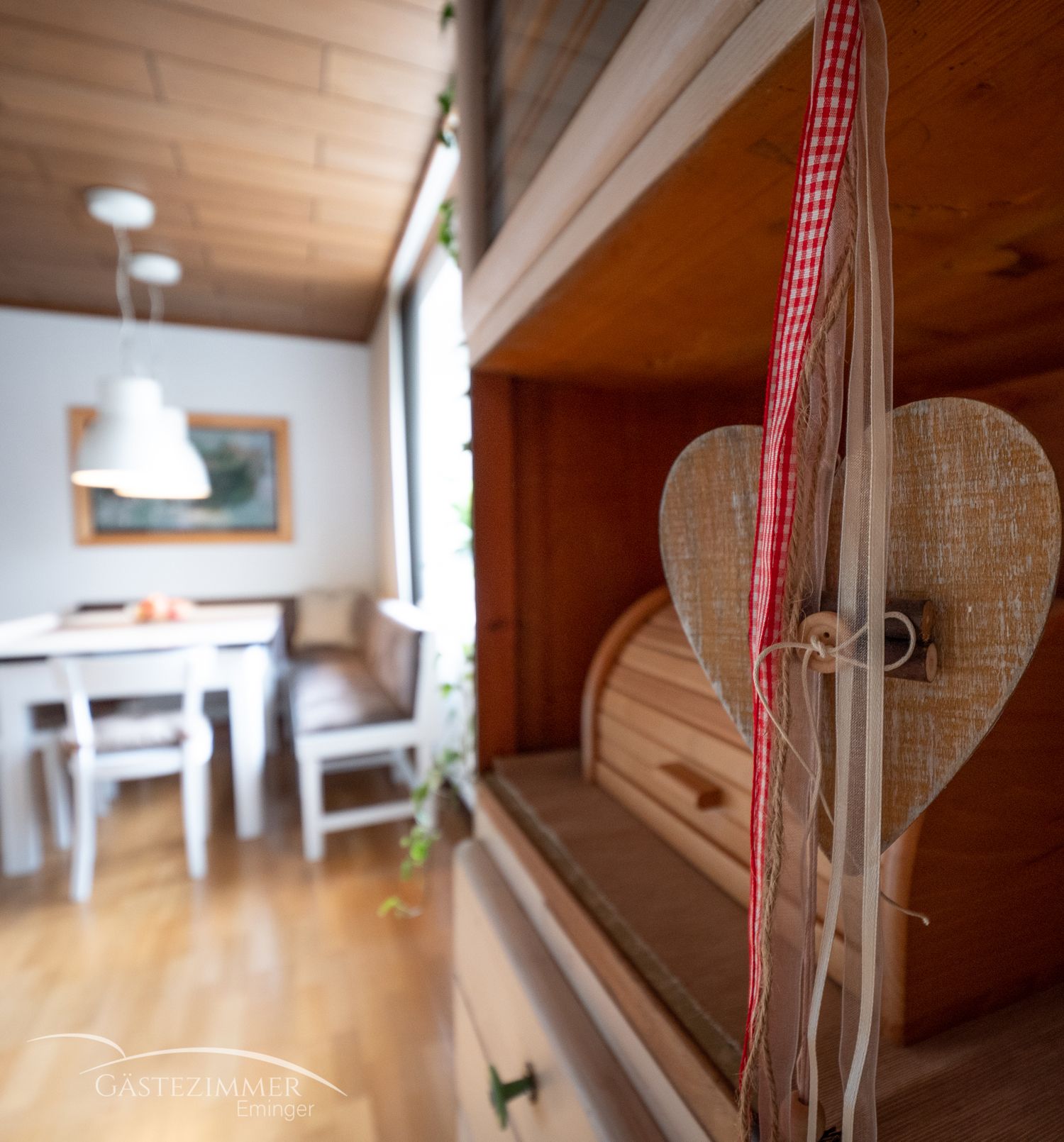 Hangulatos étkezős konyha fabútorokkal és szívdíszekkel.