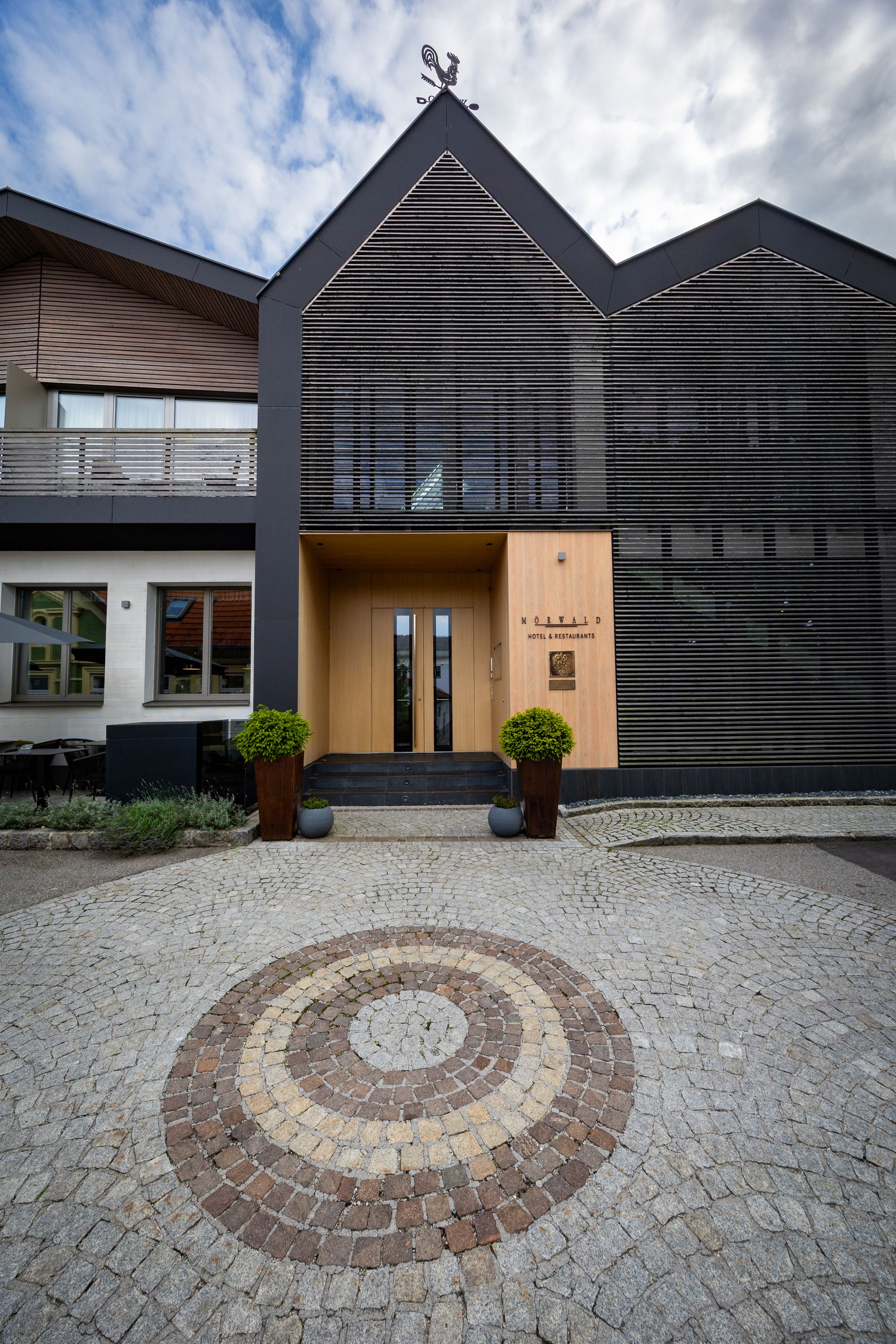 A Relais & Chateaux Mörwald Hotel bejárata, modern építészeti megoldásokkal és térkövezett előkerttel.