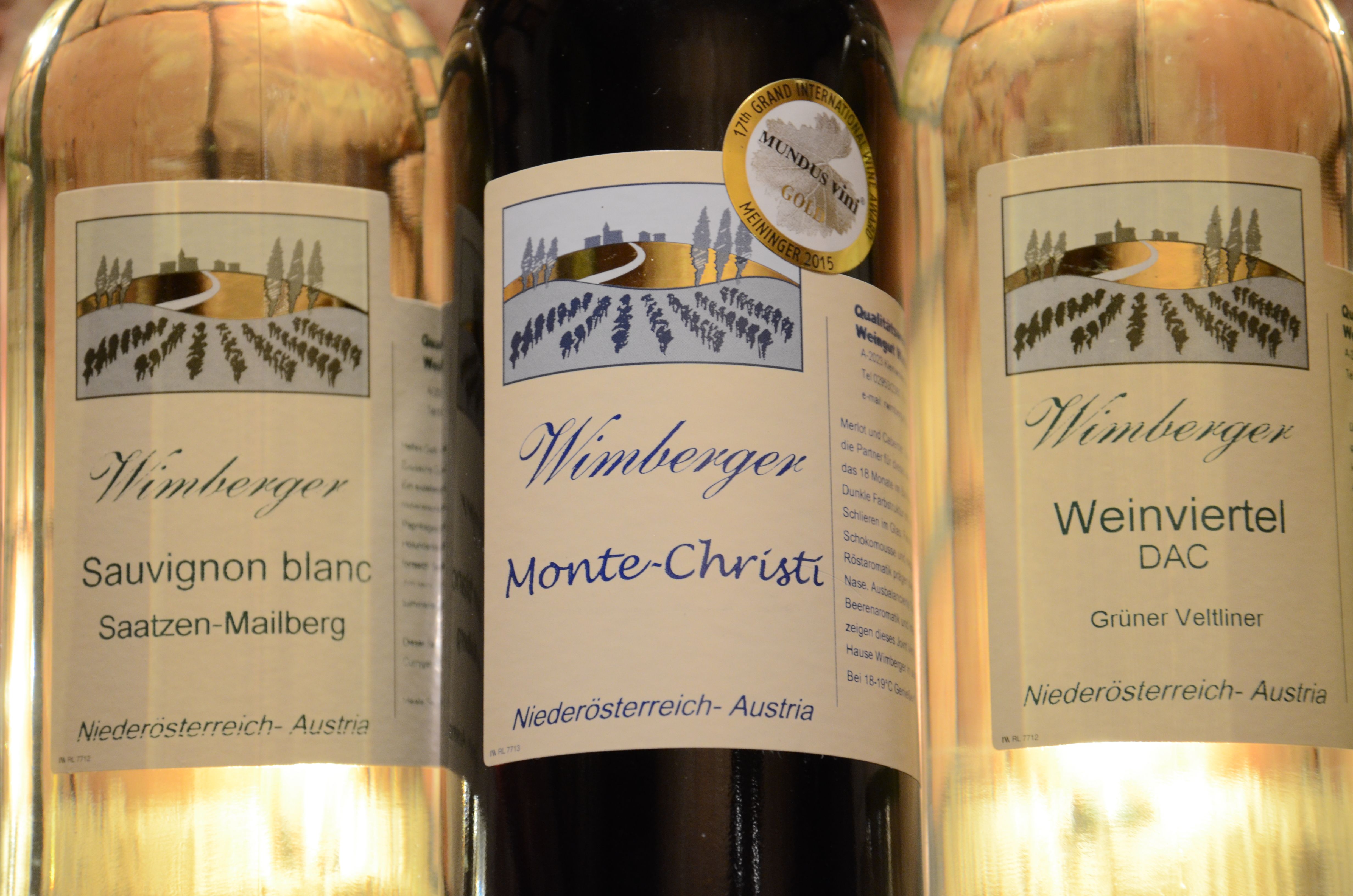 Három palack Wimberger márkájú bor, Sauvignon Blanc, Monte-Christi és Weinviertel DAC címkével.