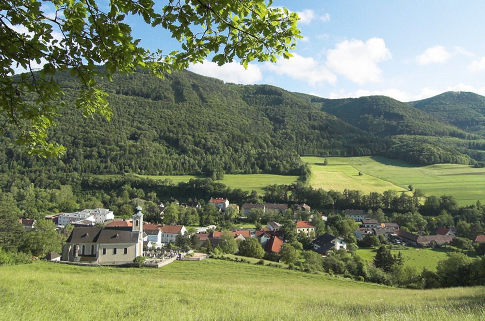 Altenmarkt látképe templommal és zöld tájjal a háttérben.