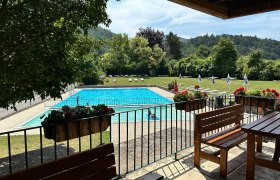 &Uacute;sz&oacute;medence v&iacute;zzel &eacute;s r&eacute;t k&ouml;r&uuml;l&ouml;tte