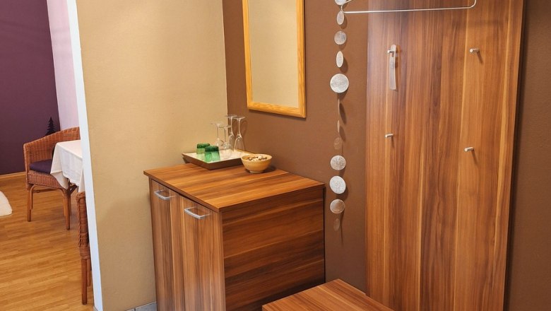 Modern bej&aacute;rati r&eacute;sz fab&uacute;torokkal, t&uuml;k&ouml;rrel &eacute;s dekor&aacute;ci&oacute;val.