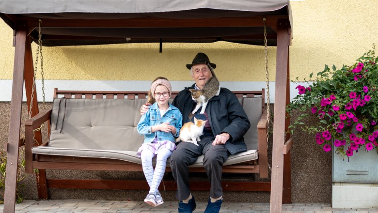 Juliane with Urliopa and the cats, &copy; Grasberger