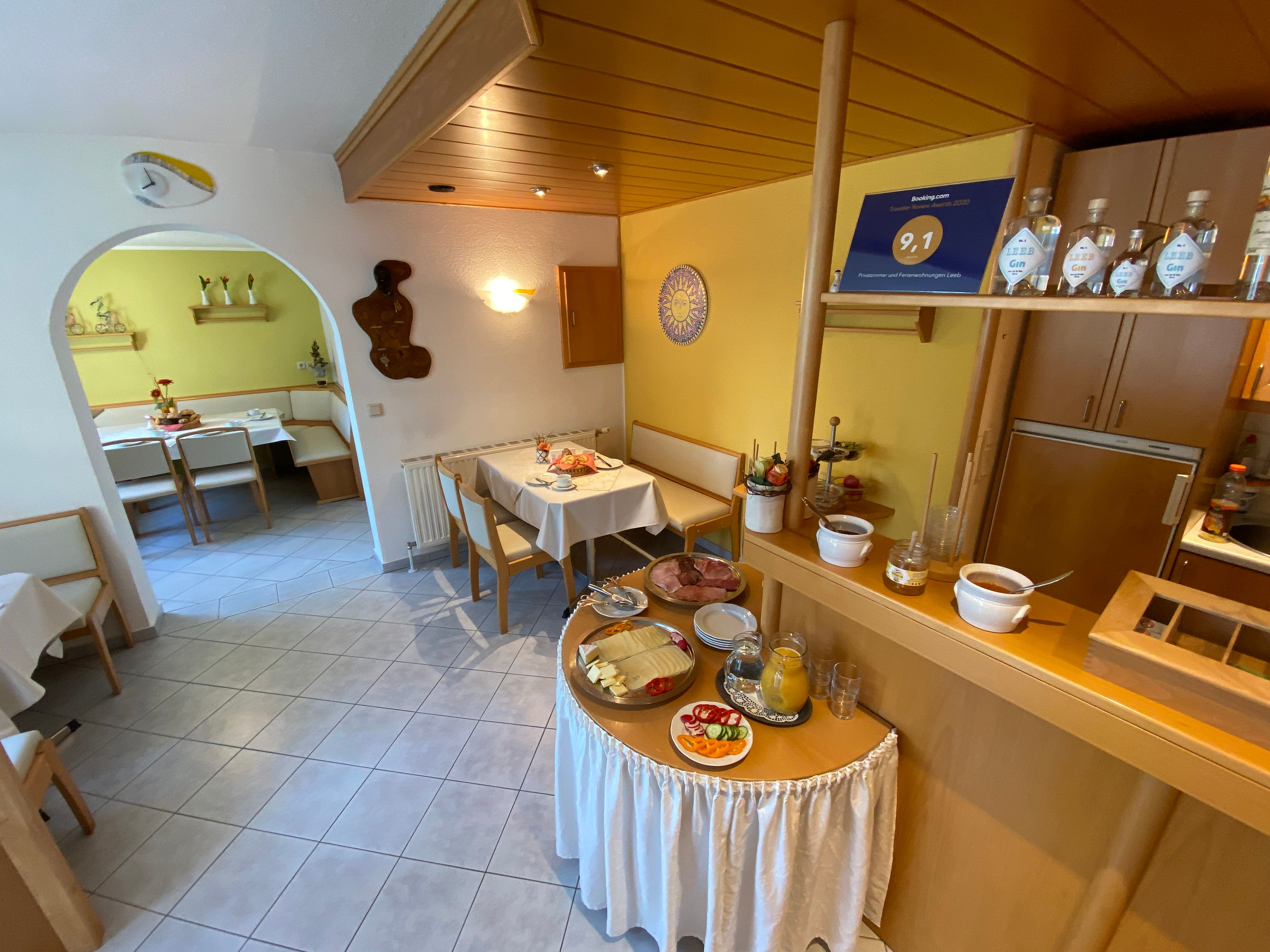 Reggelizőterem terített asztalokkal és svédasztalos reggelivel.