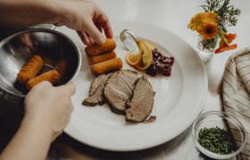 Pub cuisine with specialty weeks, © Niederösterreich Werbung/Rita Newman