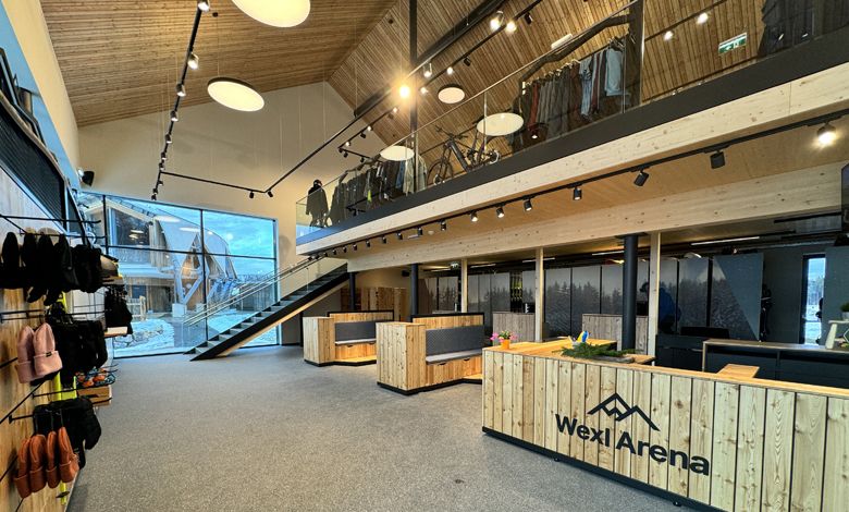 A Wexl Base szolgáltatóközpont belső nézete fából készült bútorokkal és lépcsőházzal.