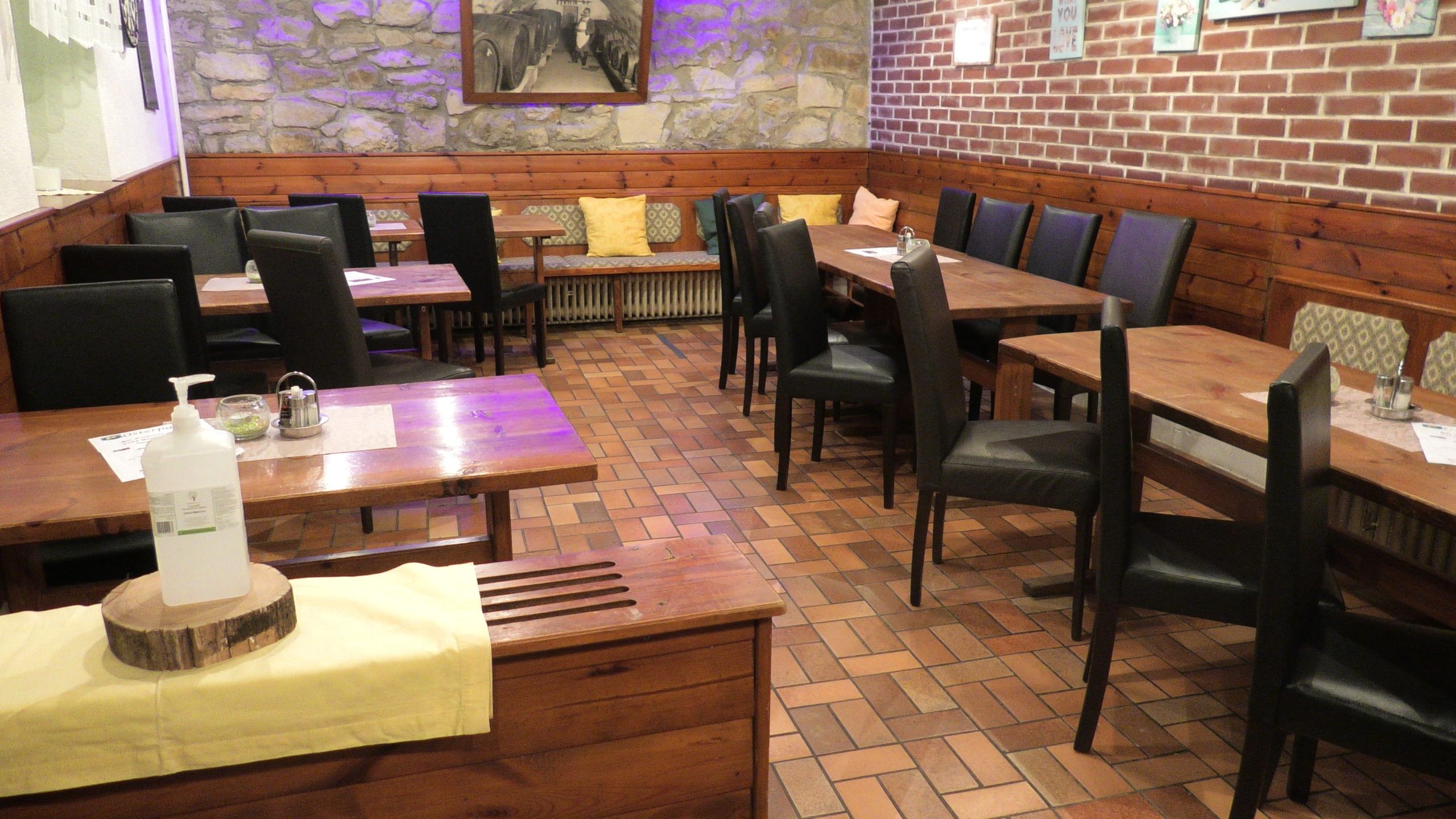 Szalon asztalokkal a Stadtwirt Windischben, Mannersdorf/Leithagebirge