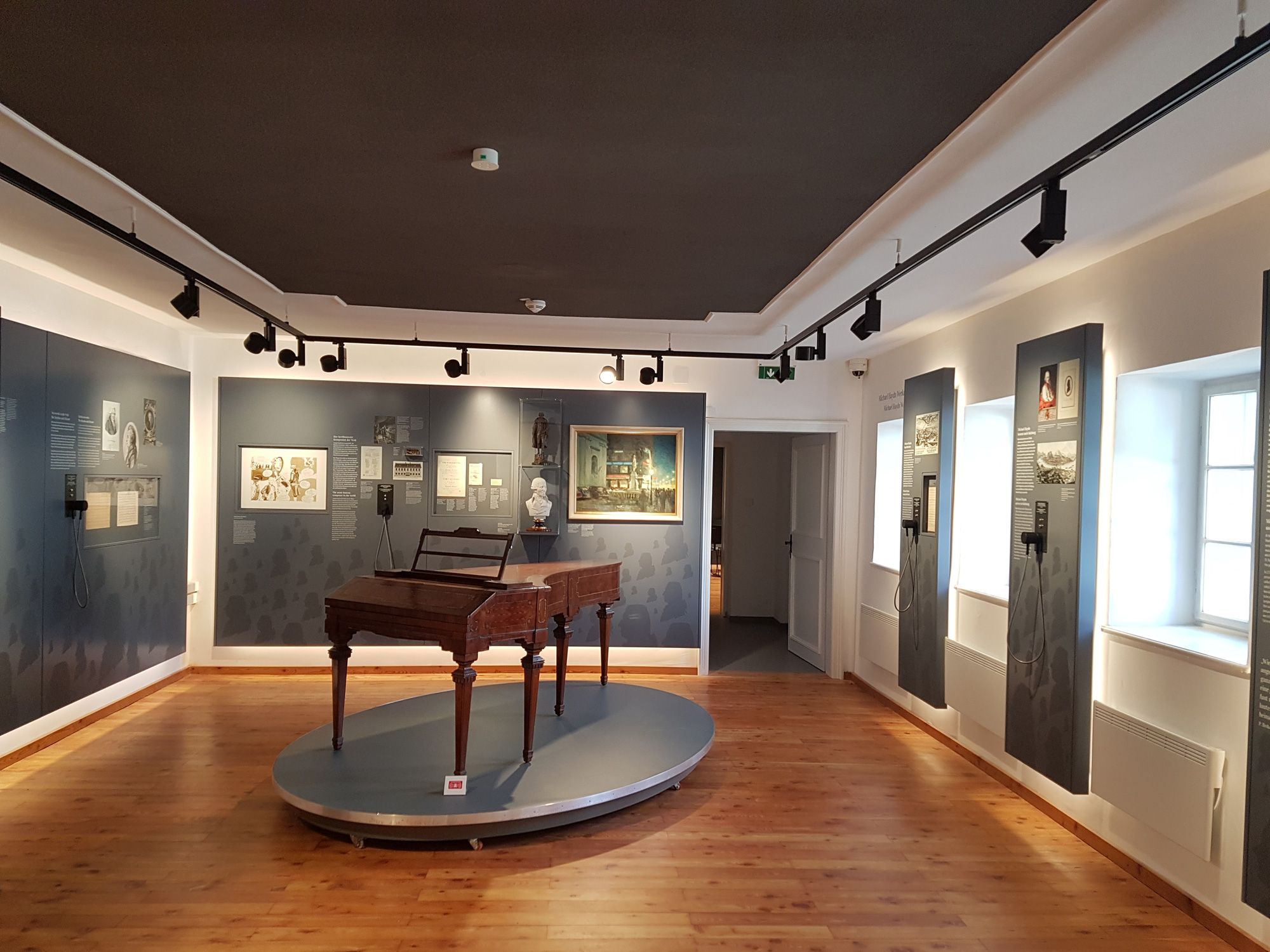 Kiállítóterem Haydn szülőházában, történelmi zongorával és információs táblákkal.