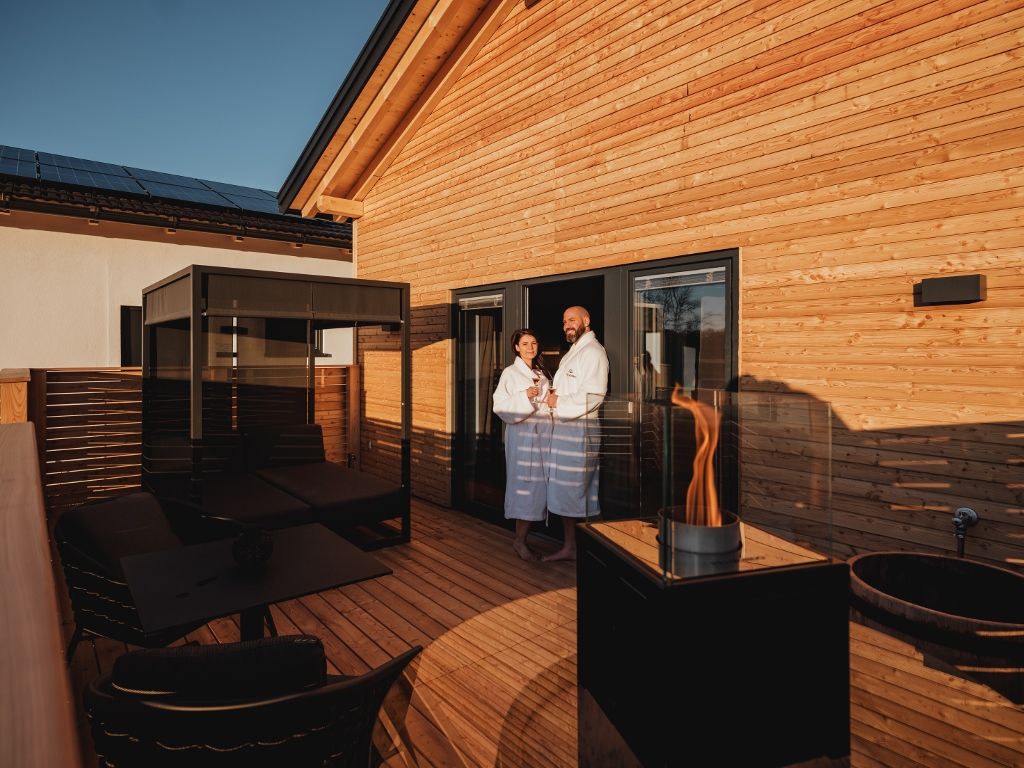 Terasz, kandallóval, kandallóval és két fürdőköpenyes emberrel.