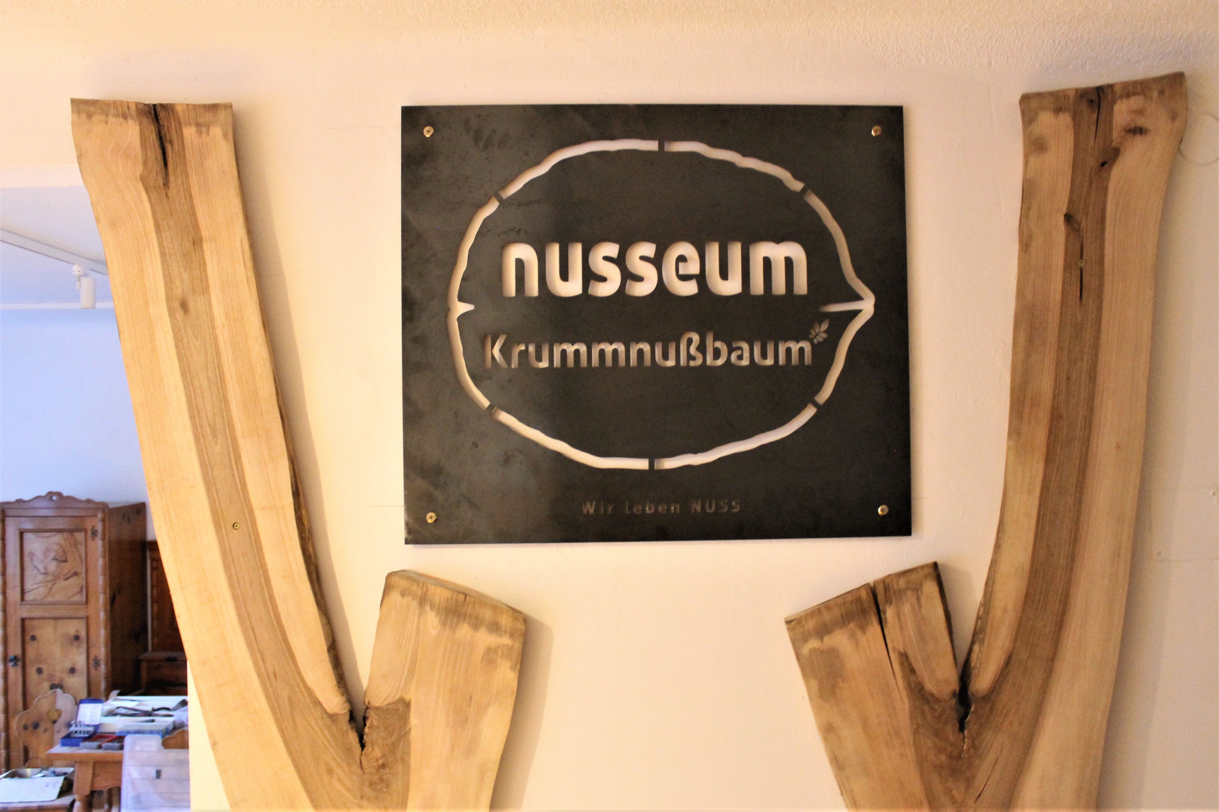A Nusseum Krummnußbaum táblája fadíszítéssel.