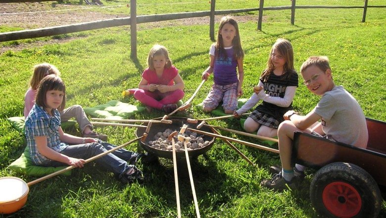 A tábortűz körül - az új barátokkal!, © Ofnerhof