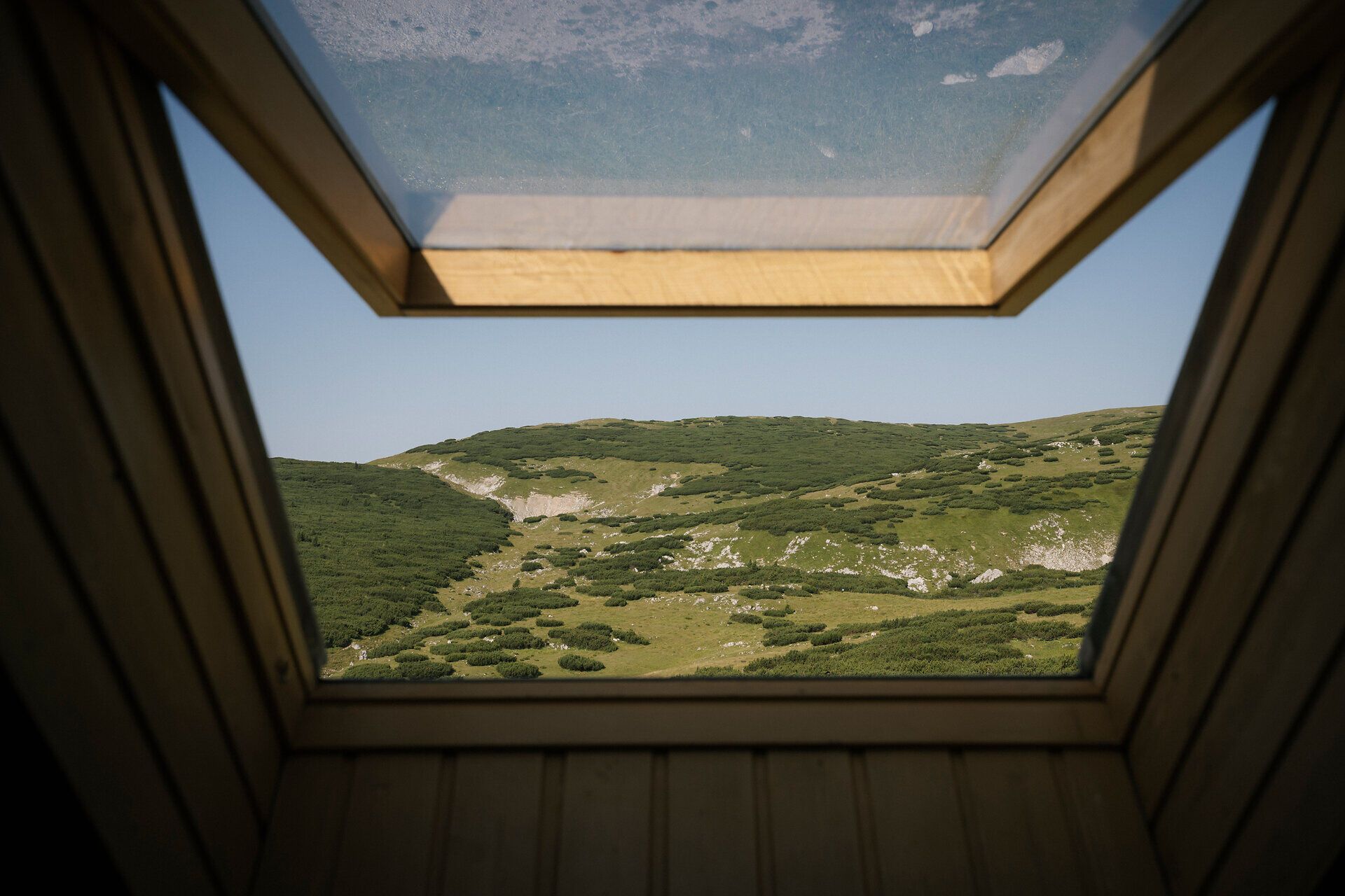 Kilátás a tetőablakból a Schneeberg hegy lábánál fekvő Damböckhaus környékének hegyvidéki tájára