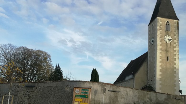 Hafnerbachi templom toronnyal &eacute;s &oacute;r&aacute;val, fallal k&ouml;r&uuml;lv&eacute;ve.