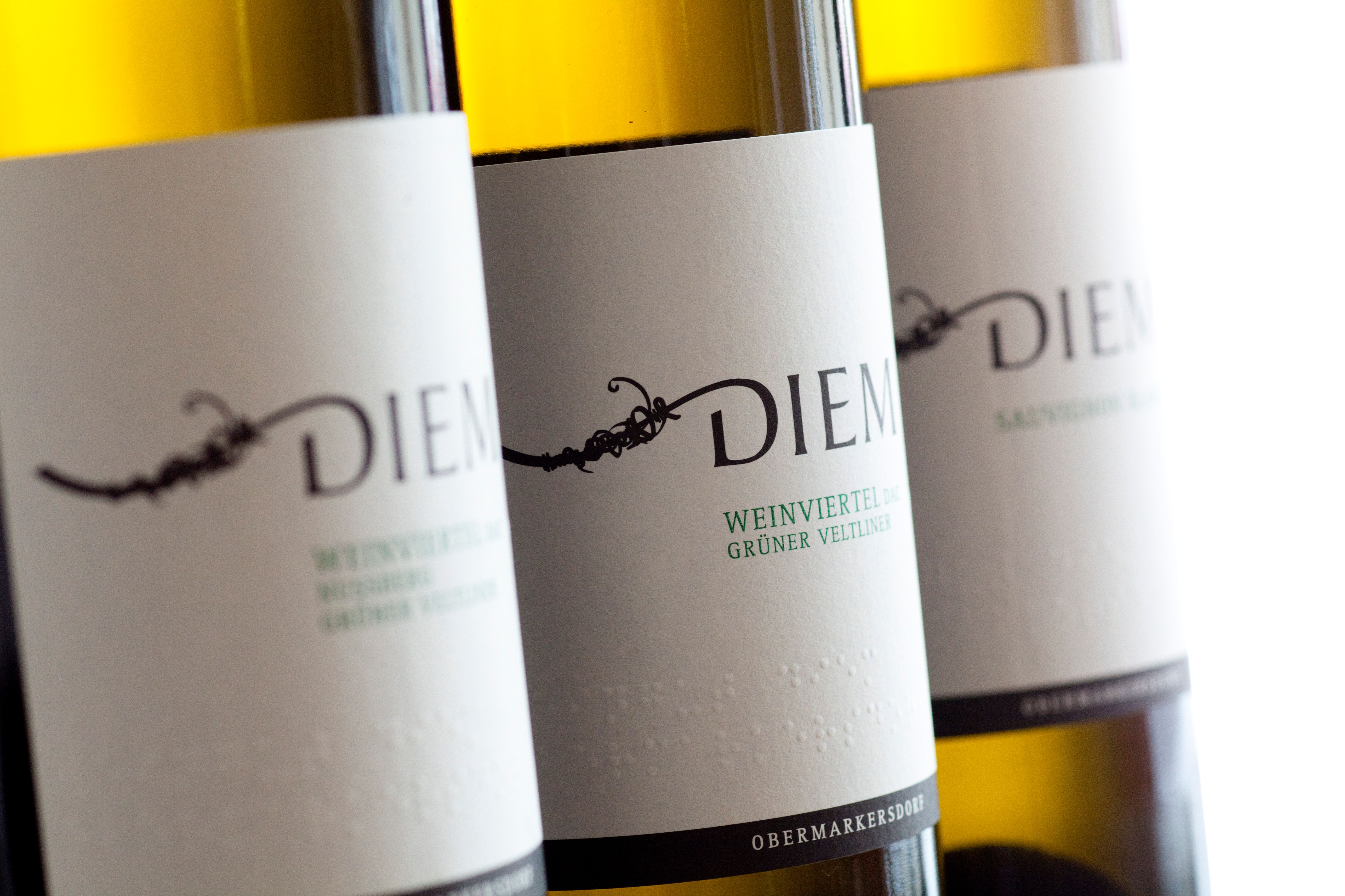Közelkép a Diem borosüvegekről, a Zöldveltelini és a Sauvignon Blanc címkékkel.